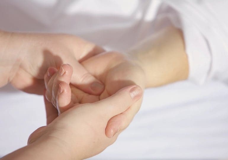 Trị tê bì tay chân